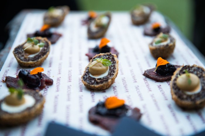 Брускетта с перепелиным яйцом