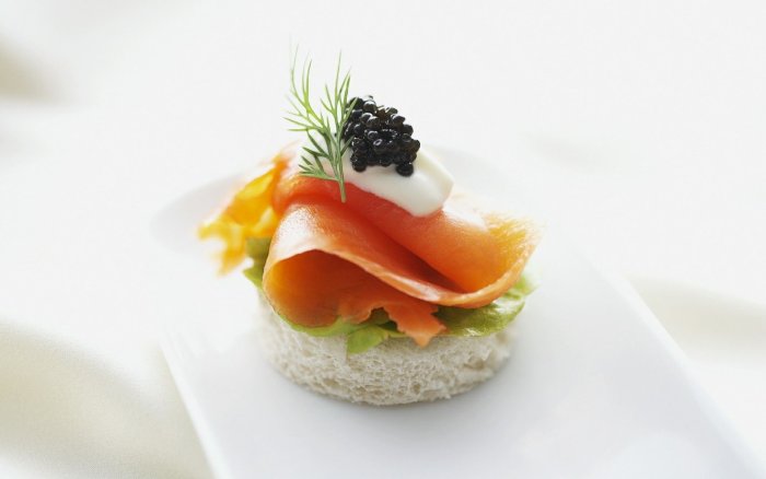 Канапе с икрой и севрюгой