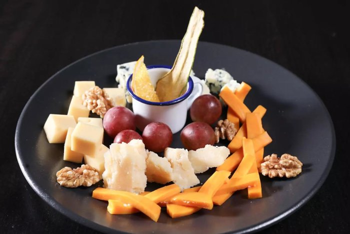 Сырная тарелка на темном фоне