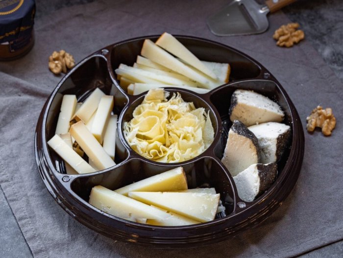 Сырная тарелка из твердых сортов