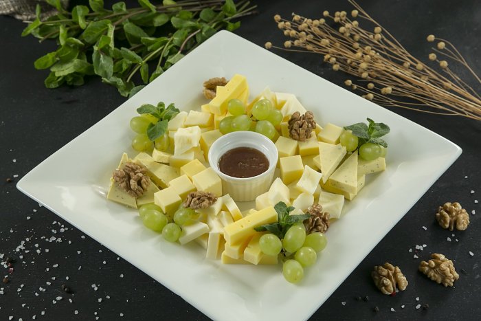 Кальмар блюдо серая тарелкуа