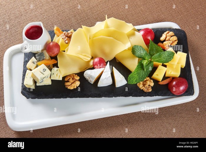 Сервировка сырной доски на всю длину стола