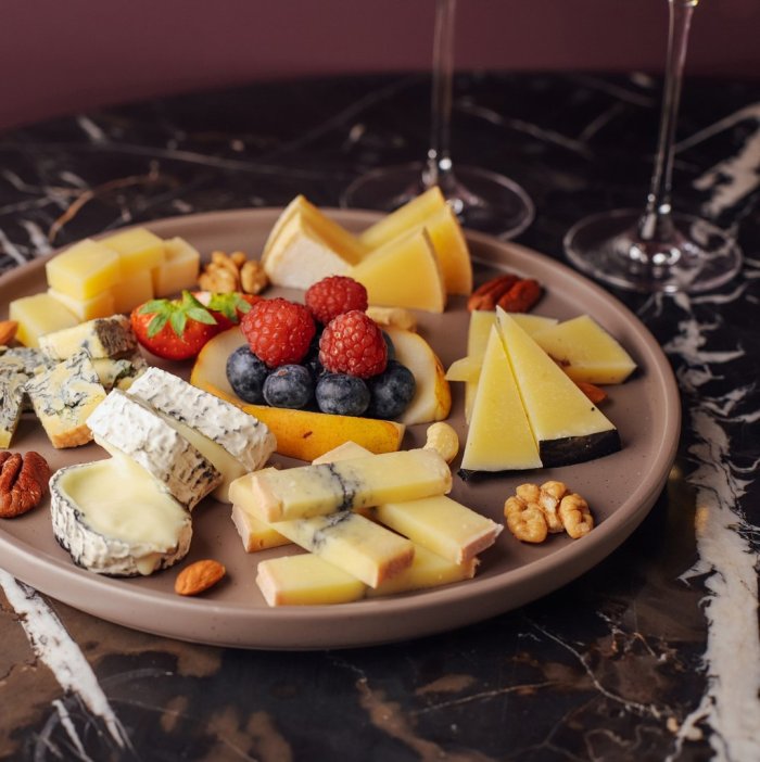 Сырная тарелка с камамбером
