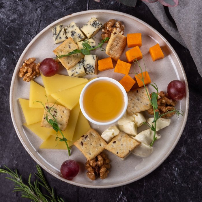 Сырное ассорти на бумаге