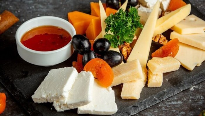 Сыр треугольники на тарелке