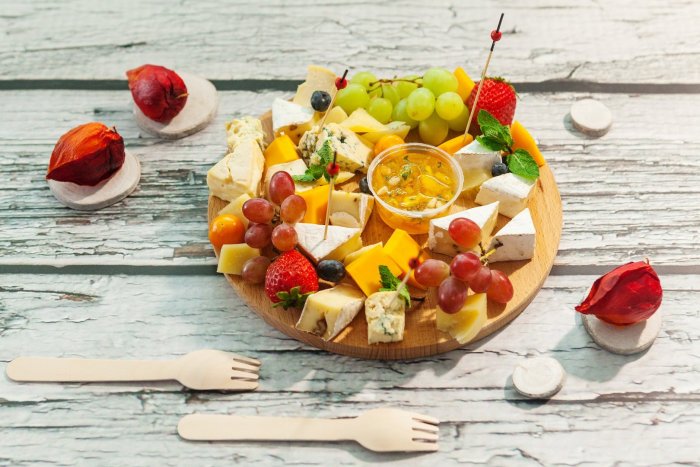 Сырное плато с ягодами