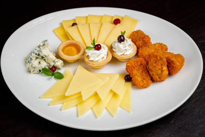 Украшение сырной тарелки