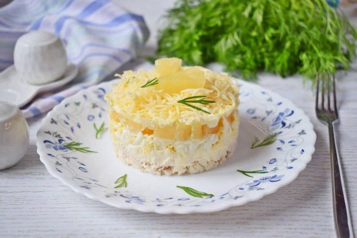 Салат с ананасом