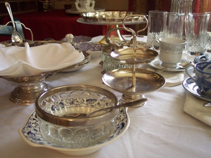 Сервировка стола с антикварной посудой