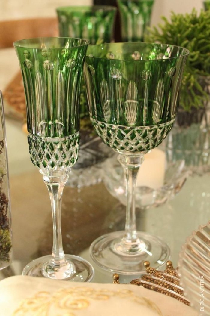 Сервировка стола с цветными бокалами