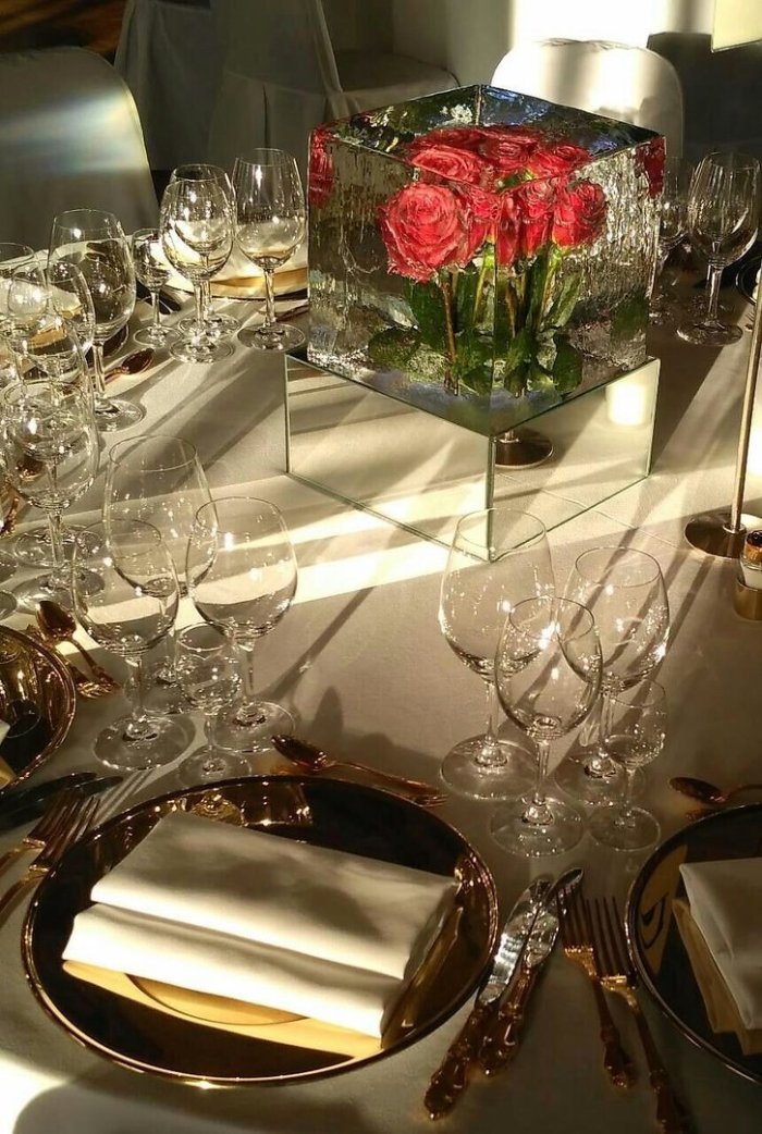 Сервировка стола с хрусталем