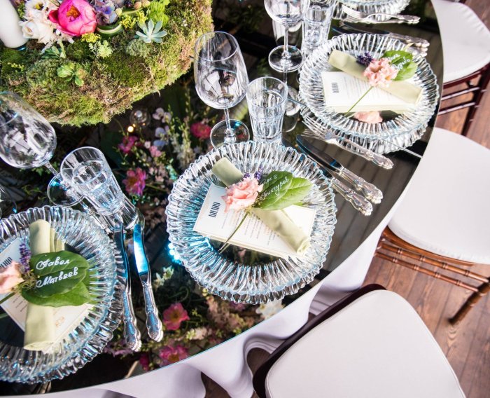 Сервировка стола с прозрачной посудой