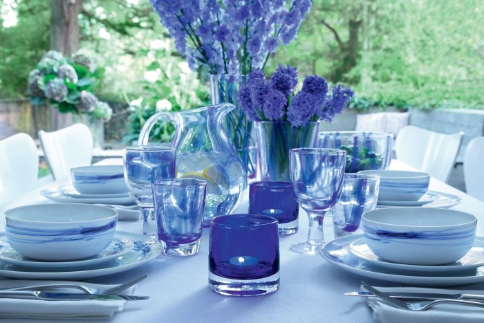 Сервировка стола в синих тонах