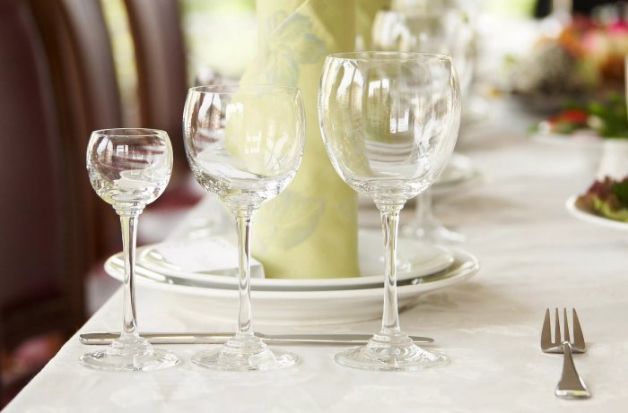 Сервировка бокалов на банкет