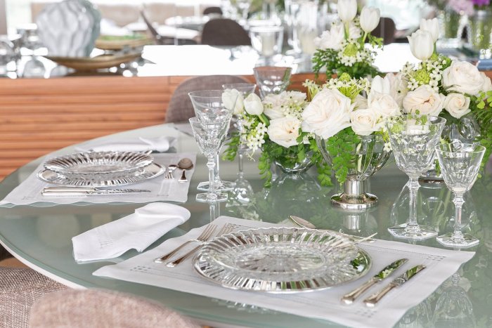 Сервировка стеклянного стола