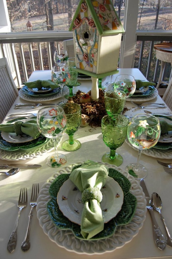 Сервировка стола с цветными бокалами