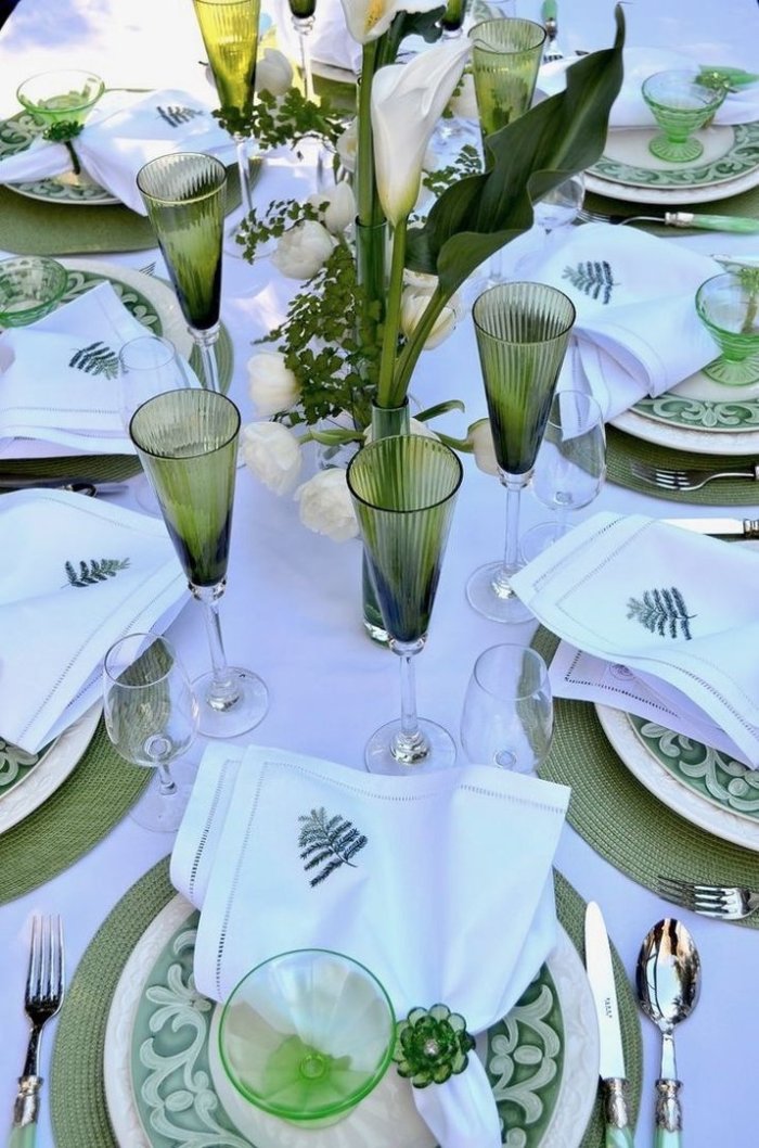 Сервировка стола с зелеными бокалами