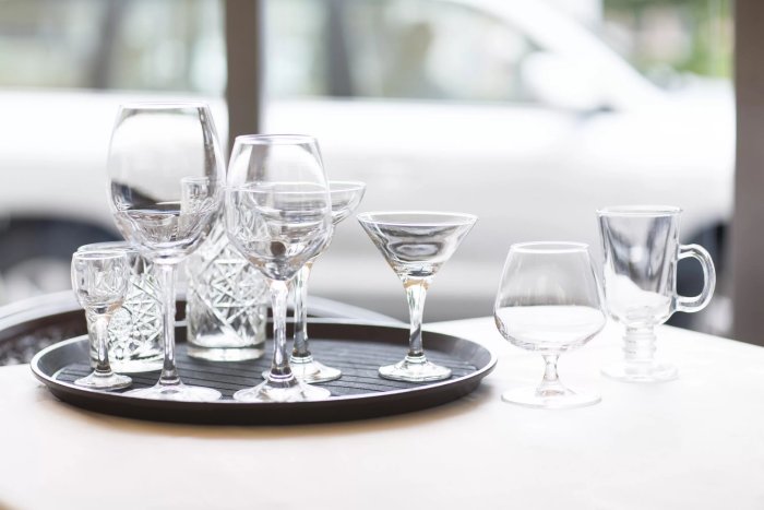 Стеклянная посуда для сервировки стола