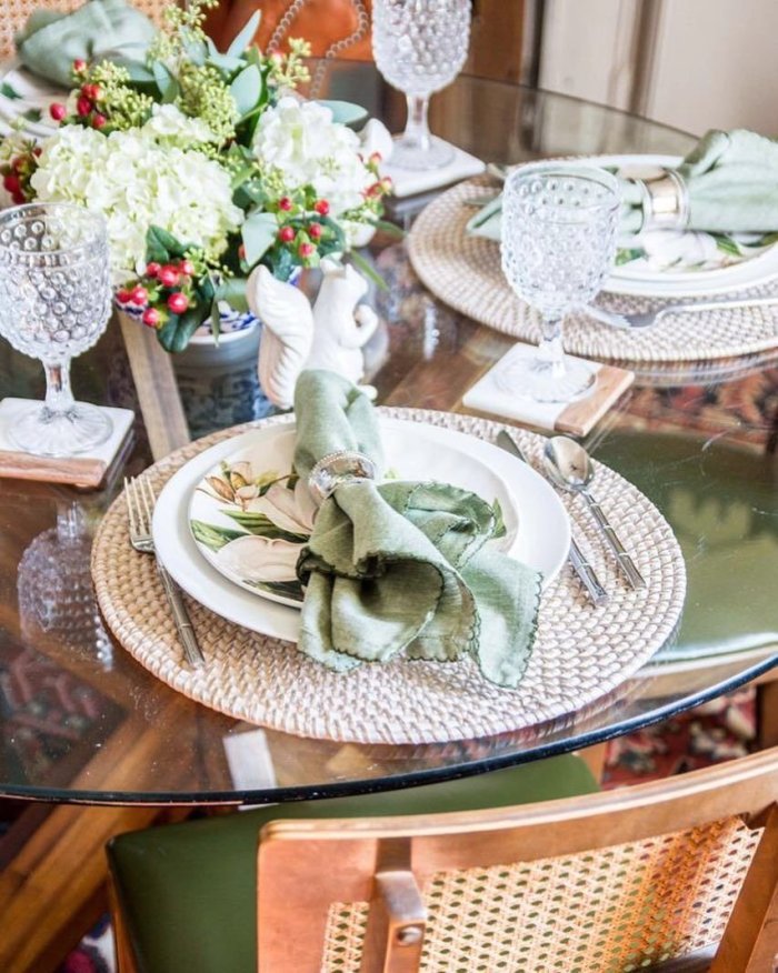 Сервировка круглого стола