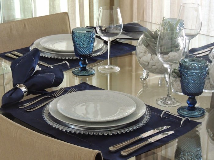 Сервировка с голубой посудой
