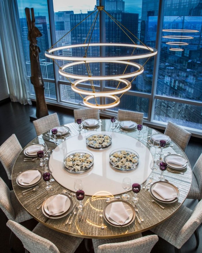 Сервировка круглого стеклянного стола