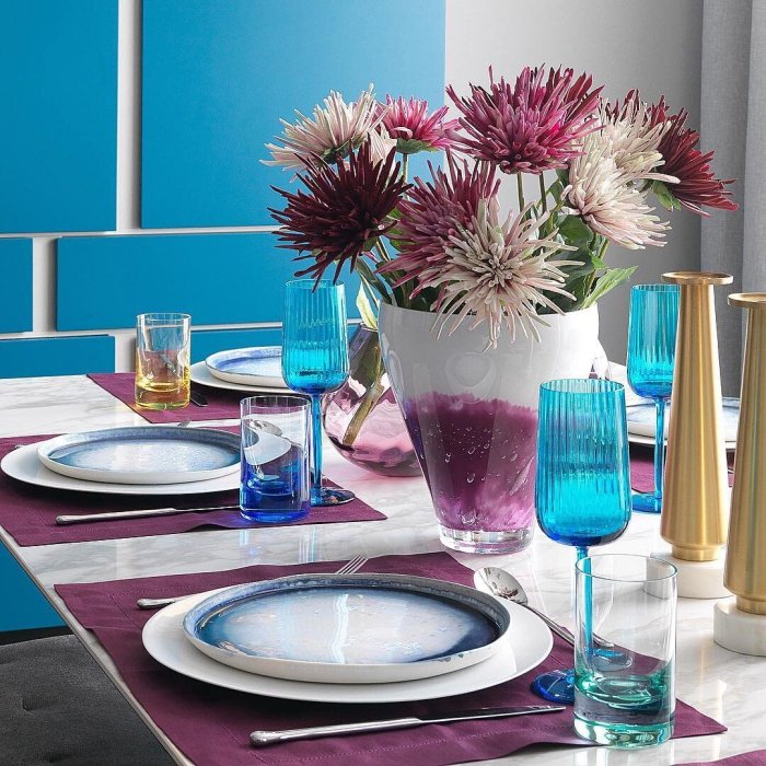 Сервировка стола с цветными бокалами