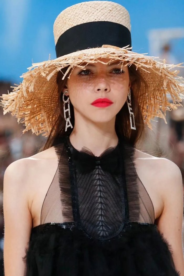 Модный показ с шляпами