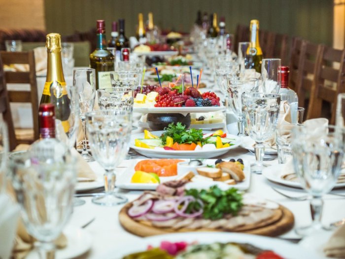 Накрытый стол в ресторане