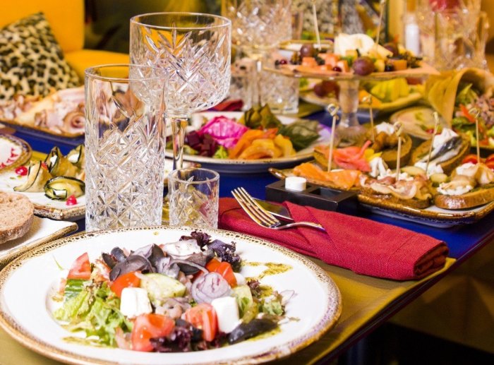 Праздничный стол на корпоратив
