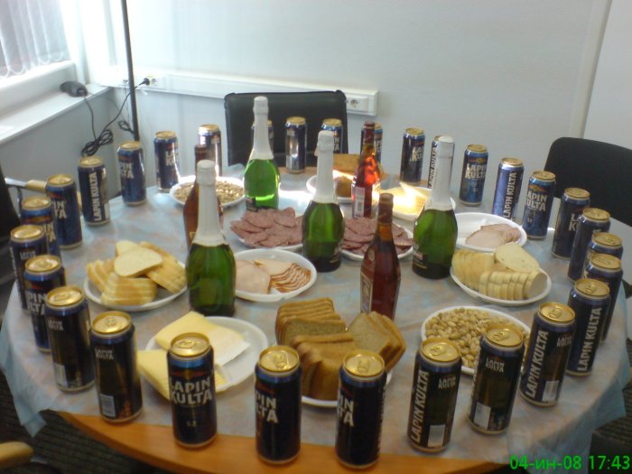 Накрытый стол с выпивкой