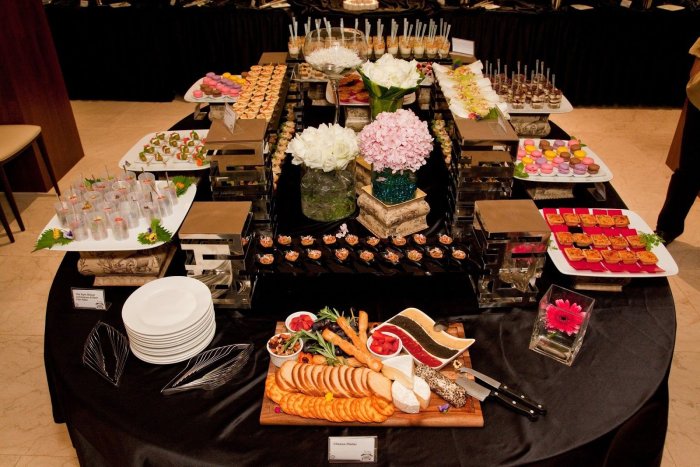 Праздничный стол на день рождения в офисе