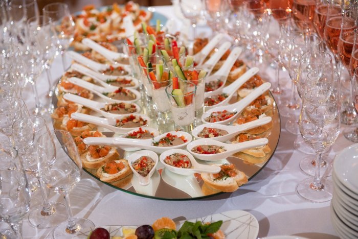 Украшение стола на праздник