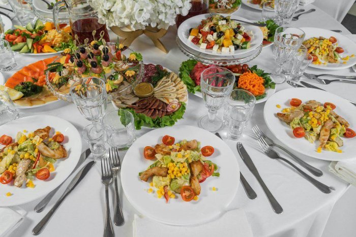 Свадебный стол с едой