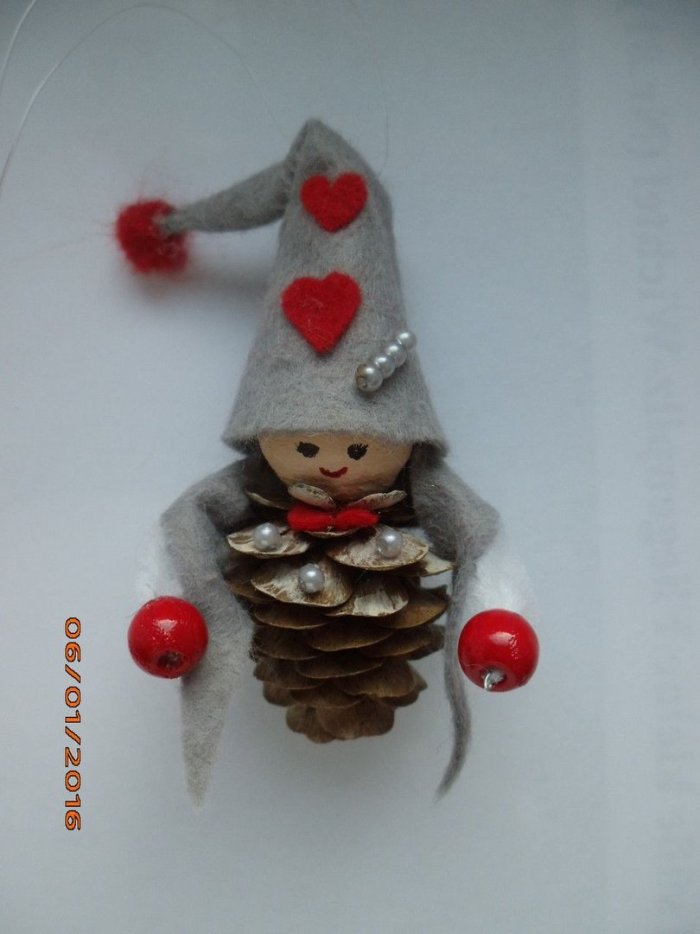 Гномики из шишек и фетра