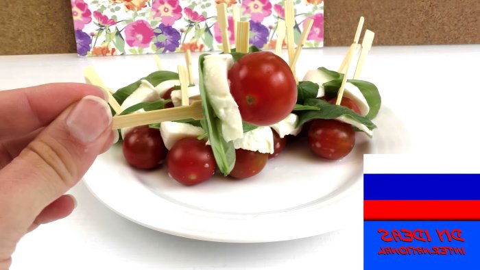 Моцарелла с черри на шпажках