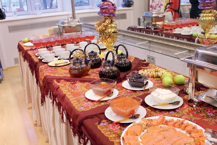 Праздничный стол на масленицу