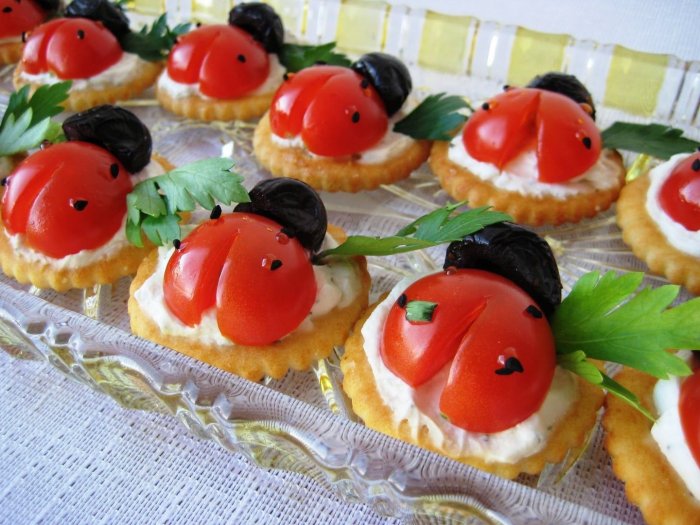 Закуска с красной рыбы с Божьей коровкой