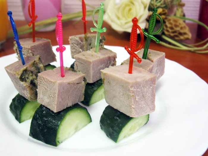 Канапе с бужениной и окороком