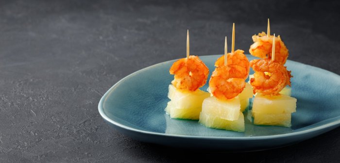 Канапе с креветками на шпажках