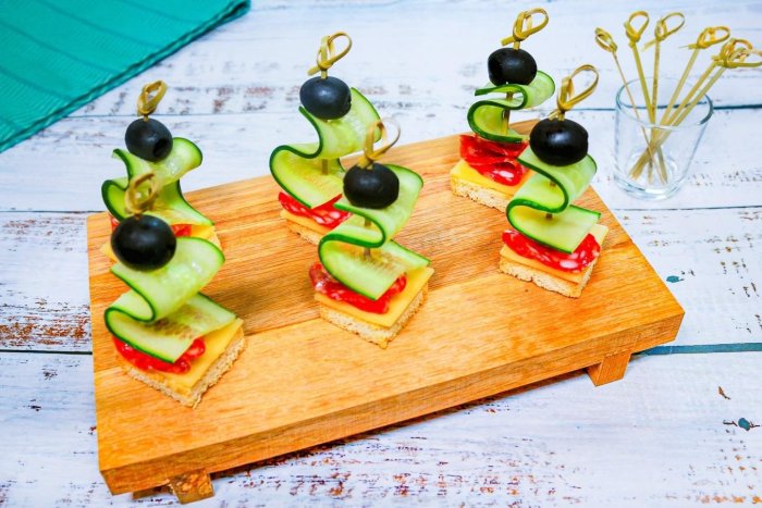 Канапе с перепелиными яйцами на шпажках