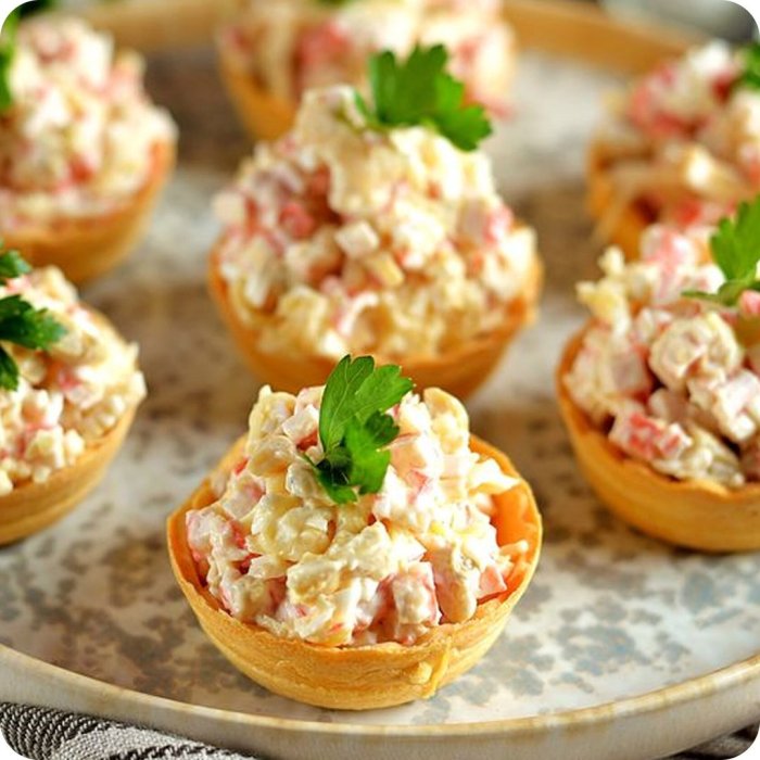 Тарталетки с крабовыми палочками и яйцом
