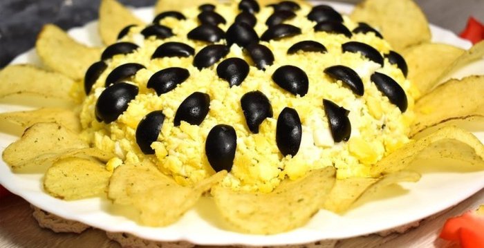 Украшение салата маслинами