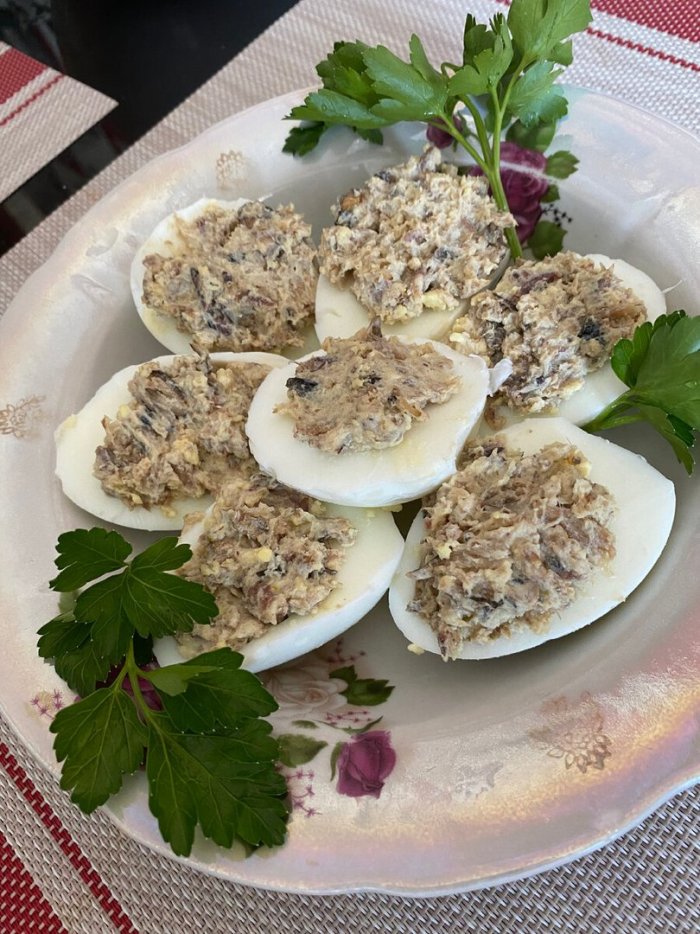 Яйца фаршированные шпротами