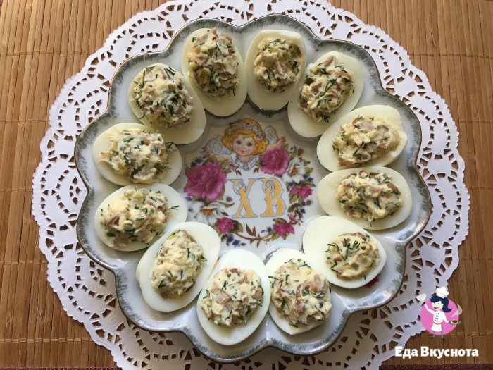 Яйца, фаршированные печенью трески с красной икрой