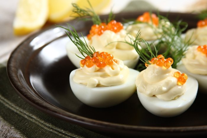 Украсить фаршированные яйца