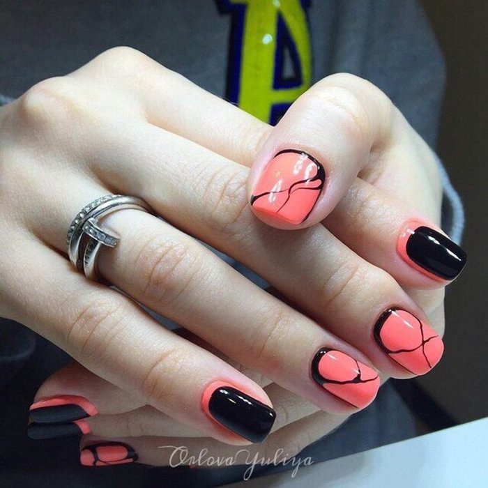 Коралловый маникюр на короткие ногти френч