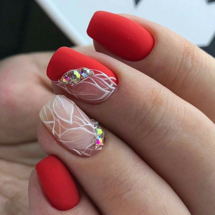 Коралловый маникюр с вензелями