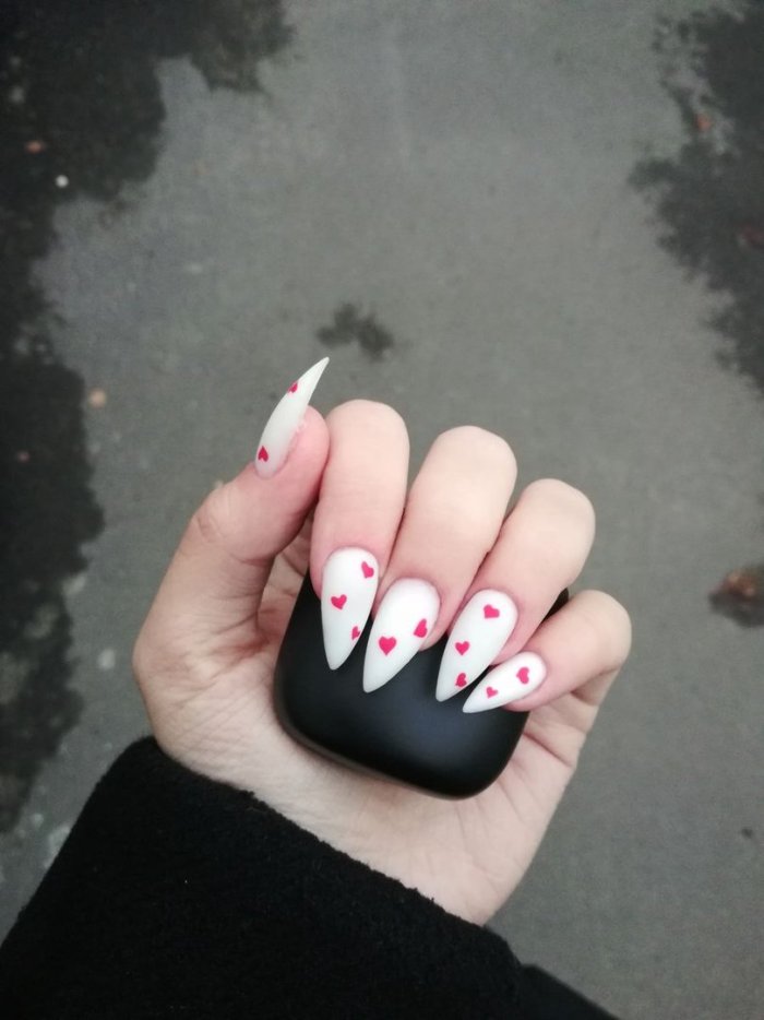 Молодёжный маникюр сердечком