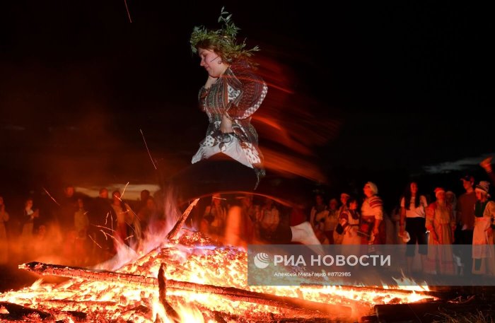 Масленица прыжки через костер