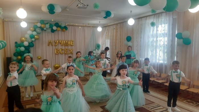 Девочки на выпускном в детском саду